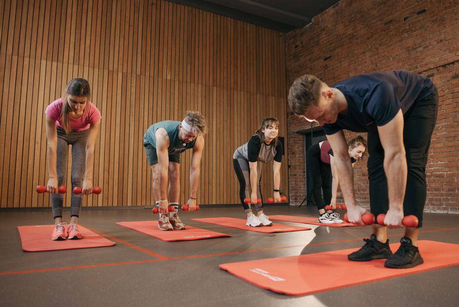 Grupni fitness trening u dvorani, klijenti u pokretu